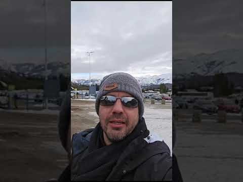 Aluno da Shark Map School gravando depoimento em vídeo ao ar livre